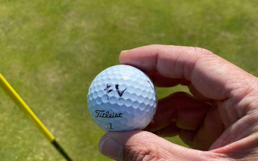 Frank Vocke schlägt ein Hole in One an der 18